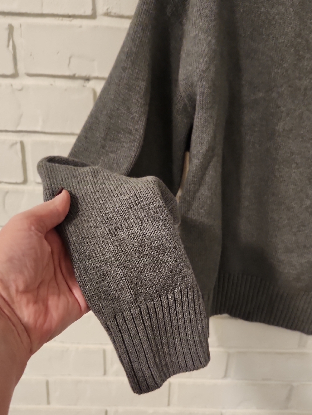 Universal Thread Heather Gray V‑Neck Ribbed Collar Sweater - Picture 4 of 7
